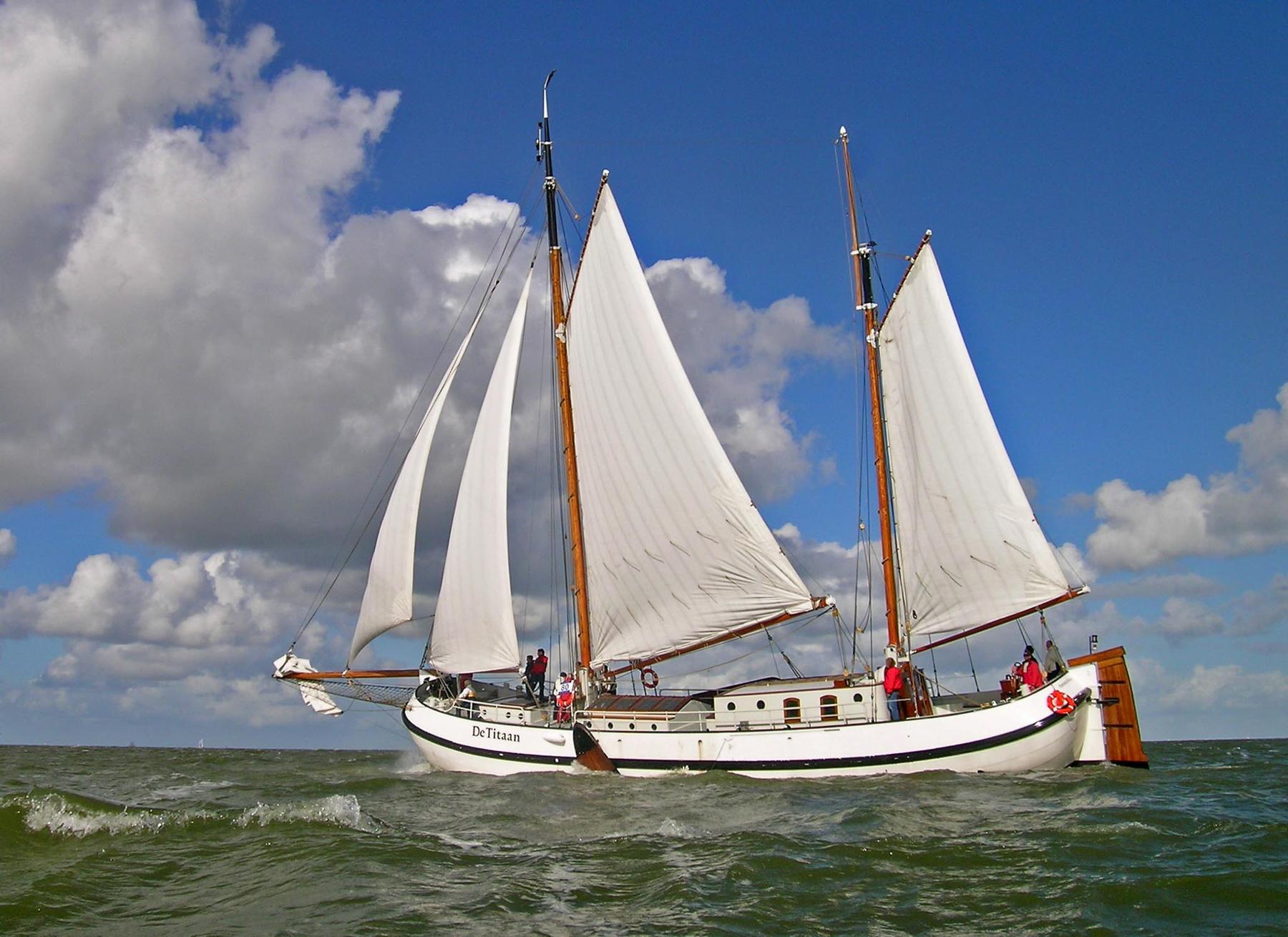 De Titaan, Het historisch klassieke zijlschip, vlaggenschip voor de open-water bruiloft.