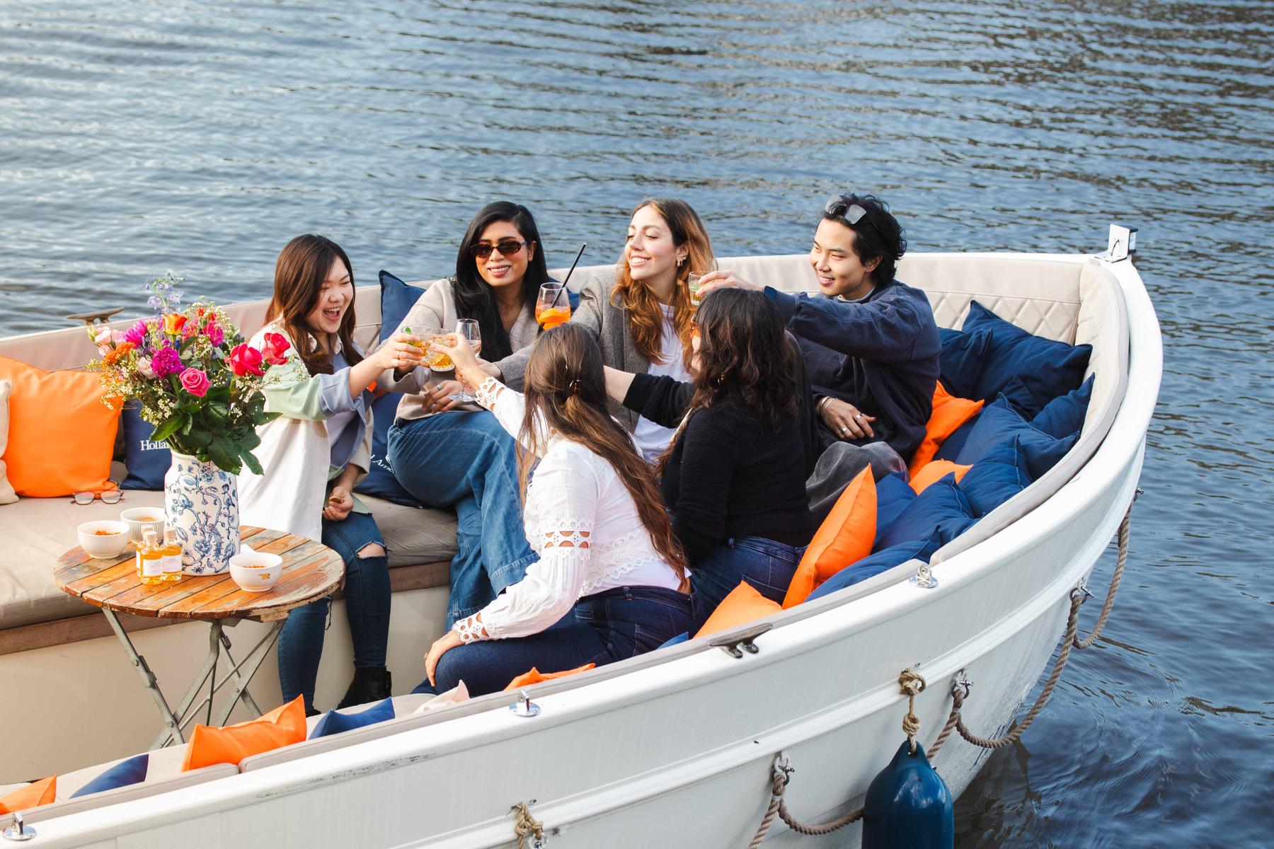 The Classic: Holland America Line Luxury Sloop, De luxe sloep, een first-class transfer op het water.