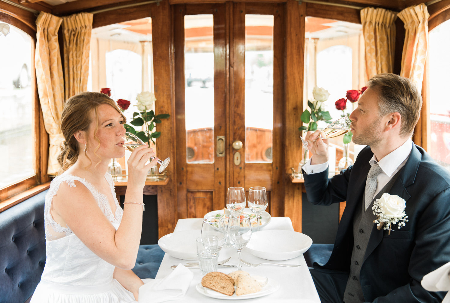 Complete bruiloft op een historische salonboot