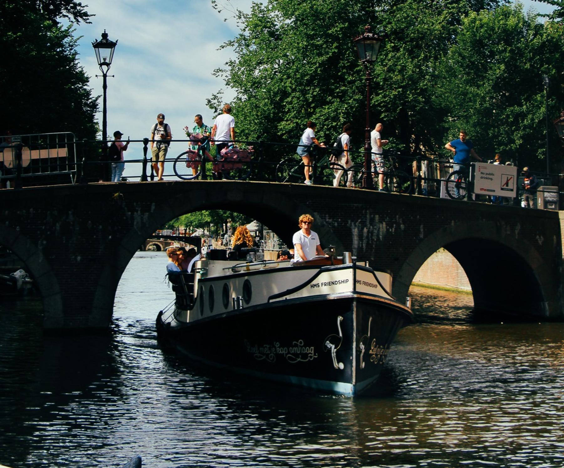 Brouwerij 't IJ Beer Boat: HMS Friendship, Ambachtelijk Amsterdams, de bier-sloep voor het bruiloftsweekend.