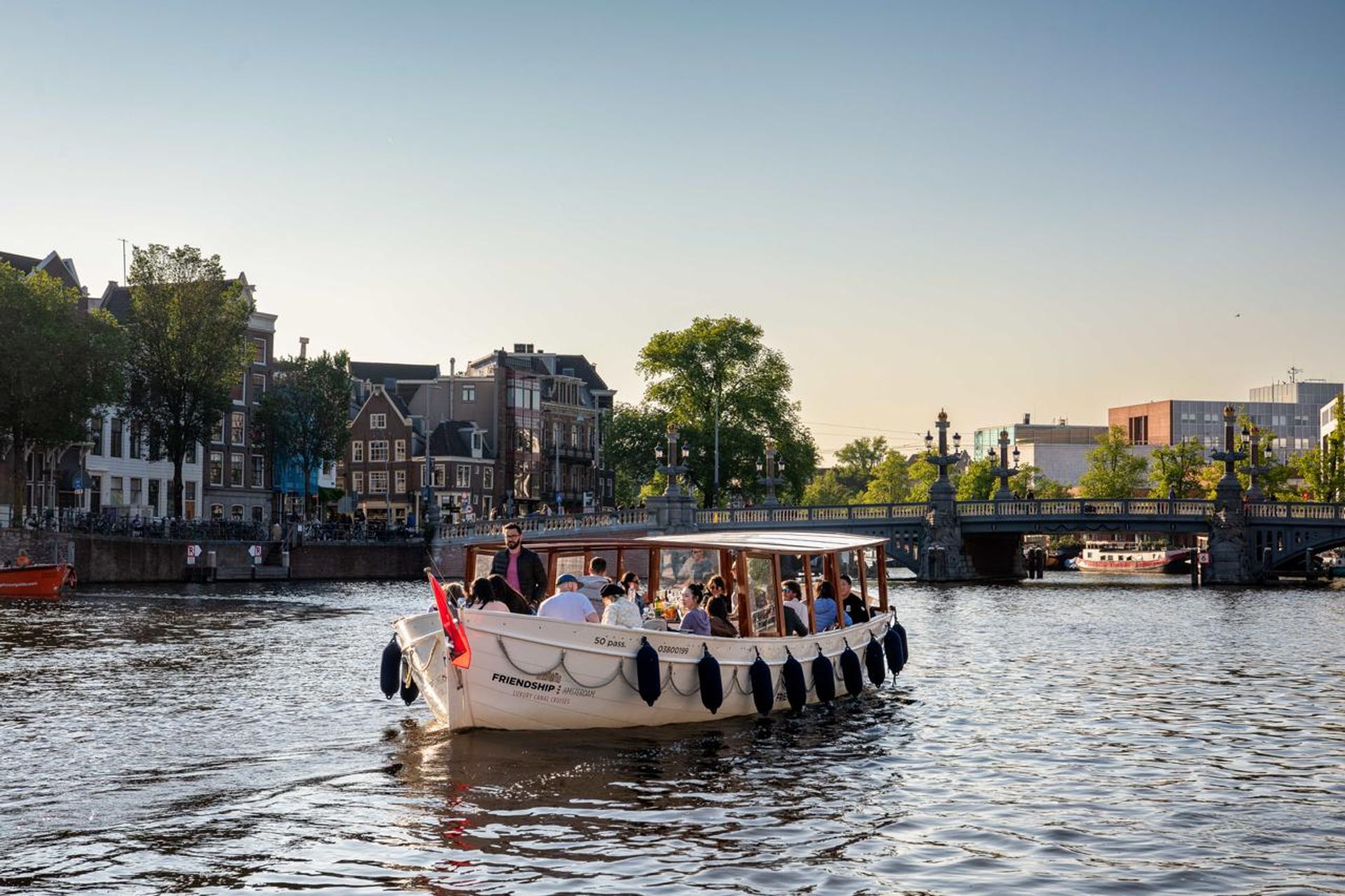 Chandon Spritz Boat: Sip & Cruise, Zomerse borrelvaart in Chandon-stijl.