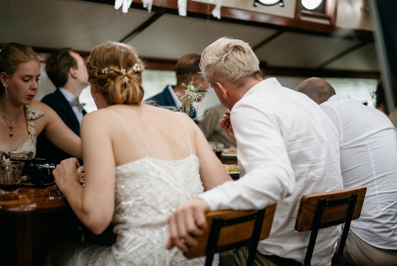 Gedekte tafel met servies en bestek in de salonboot
