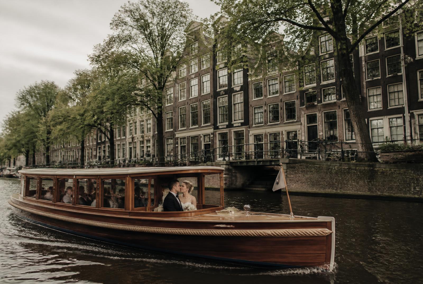 Bruiloft op een salonboot in de grachten
